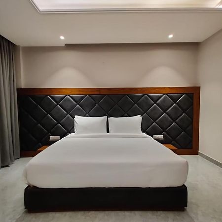 Una  Hotel Parth מראה חיצוני תמונה