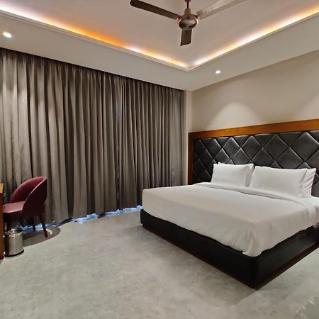 Una  Hotel Parth מראה חיצוני תמונה