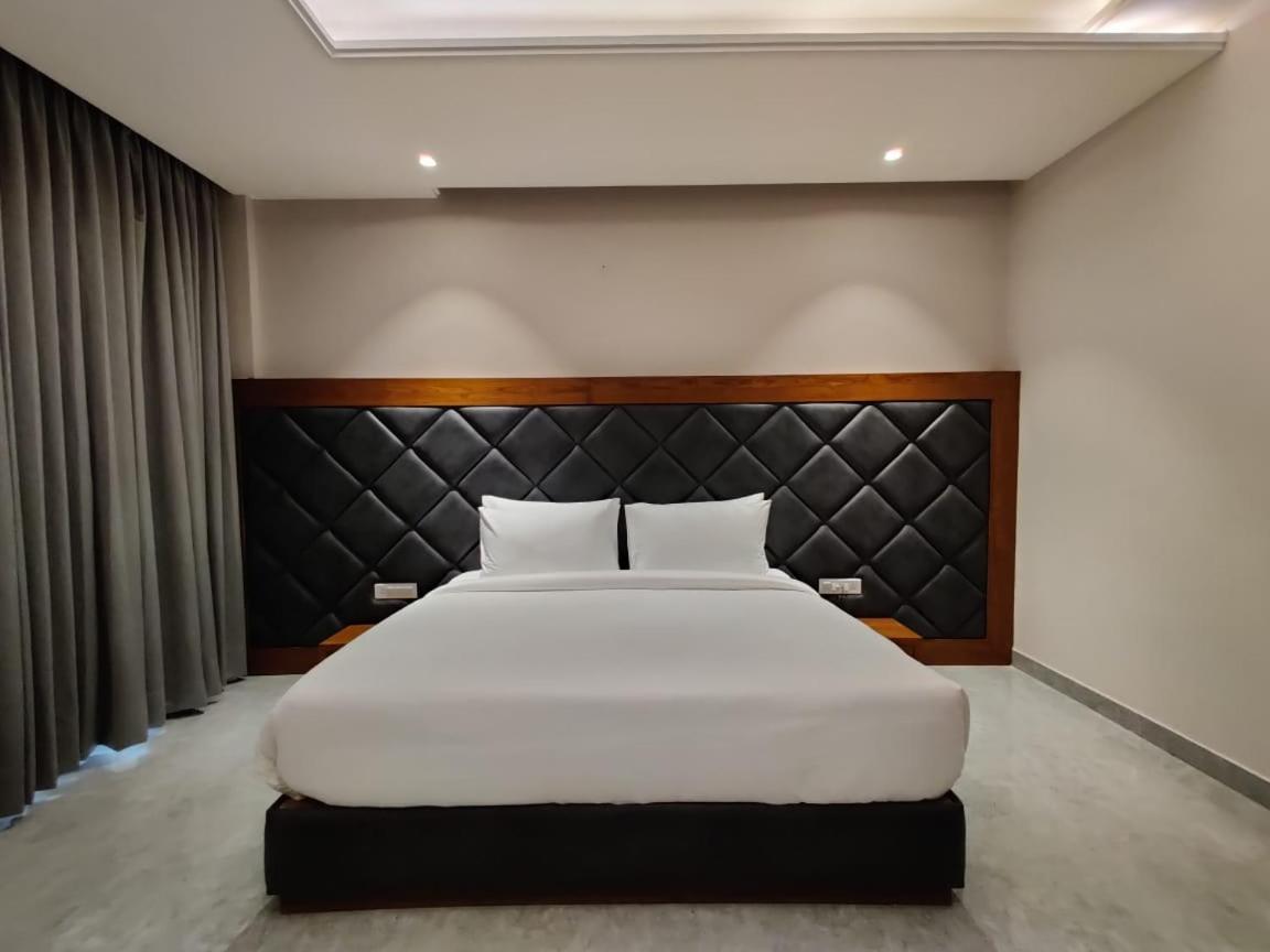 Una  Hotel Parth מראה חיצוני תמונה