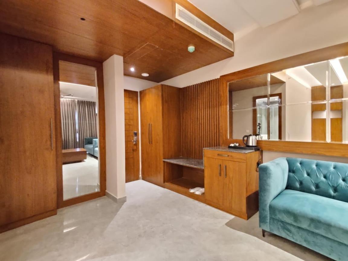 Una  Hotel Parth מראה חיצוני תמונה