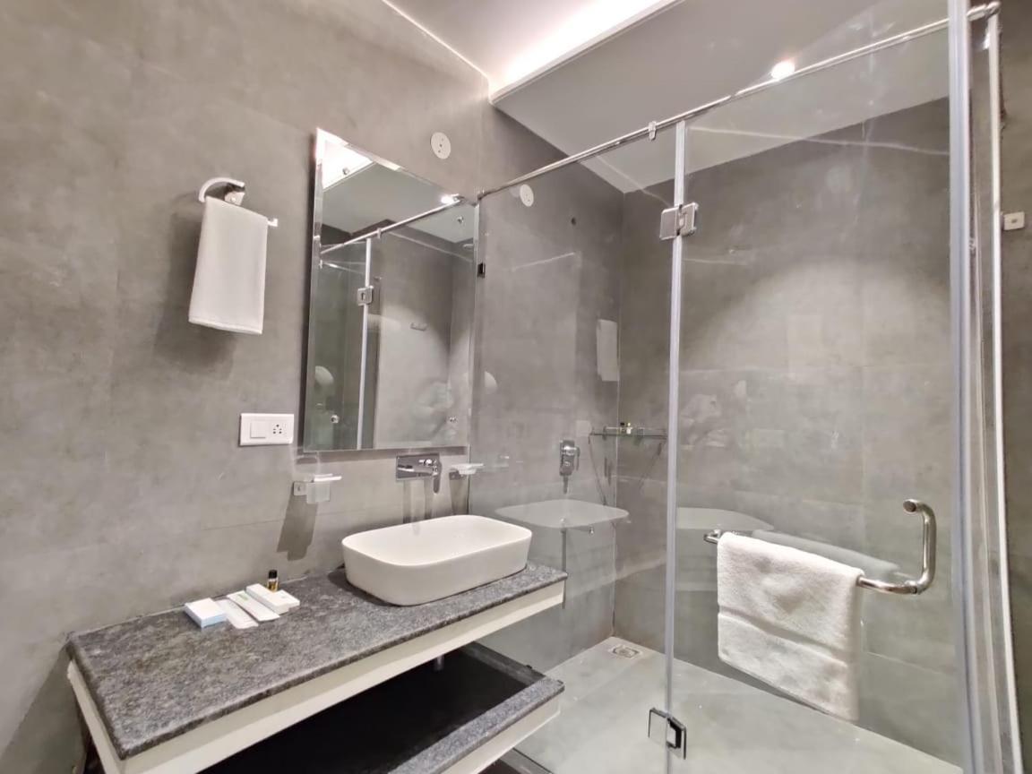 Una  Hotel Parth מראה חיצוני תמונה