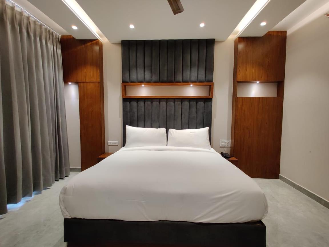 Una  Hotel Parth מראה חיצוני תמונה